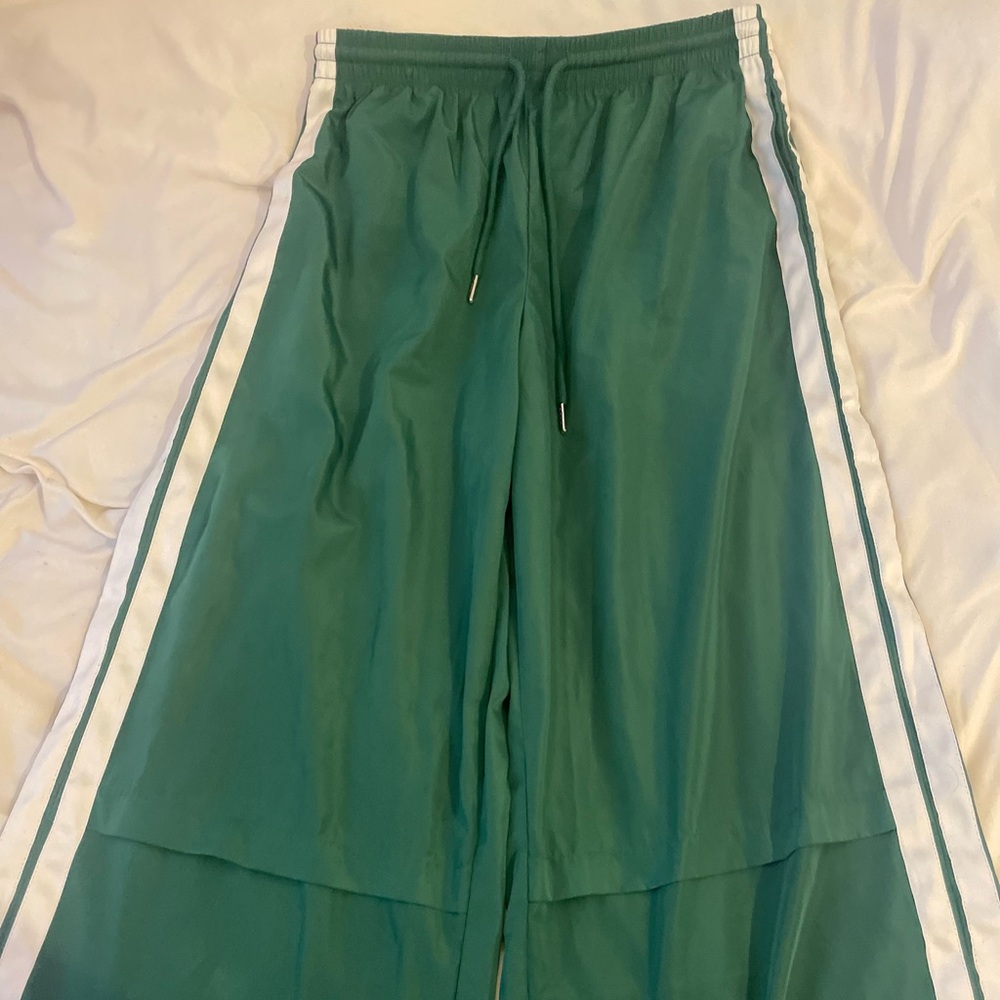 Like new Edikted Fauna Nylon green track pant!!💕